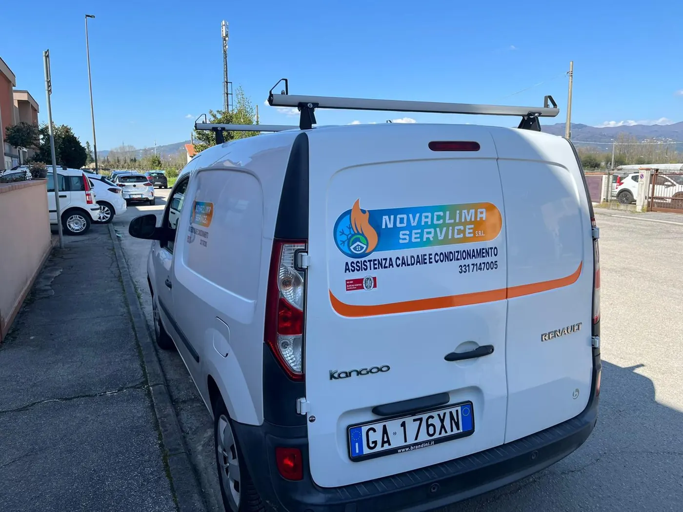 Furgone Novaclima Service con la scritta Assistenza caldaie e condizionamento e il numero 331 714 7005