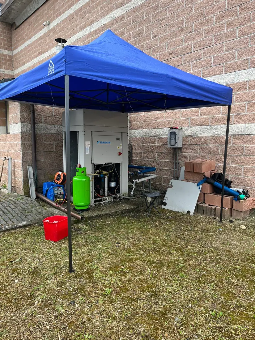 Manutenzione di una pompa di calore per un'azienda, con macchina di recupero gas e bombola